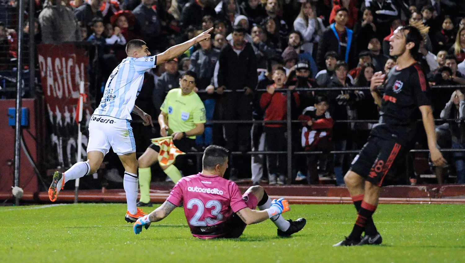 Díaz ingresó y festejó en el estadio Marcelo Bielsa.