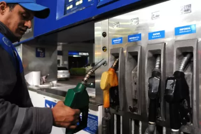 Piden que se aguarde la estabilidad cambiaria para fijar el nuevo precio de la nafta