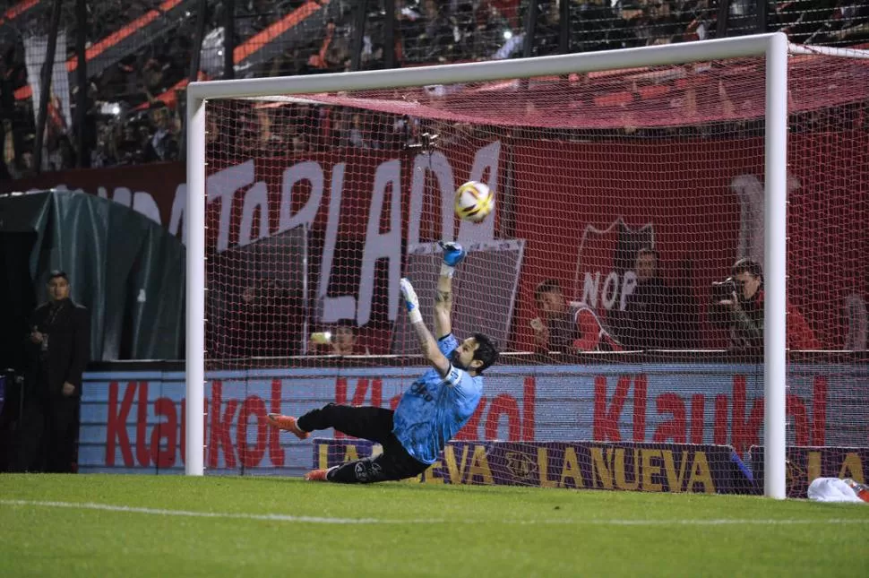 SECUENCIA. Lucchetti durante la atajada del penal a Mauro Formica.  fotos de marcelo manera - especial para la gaceta 