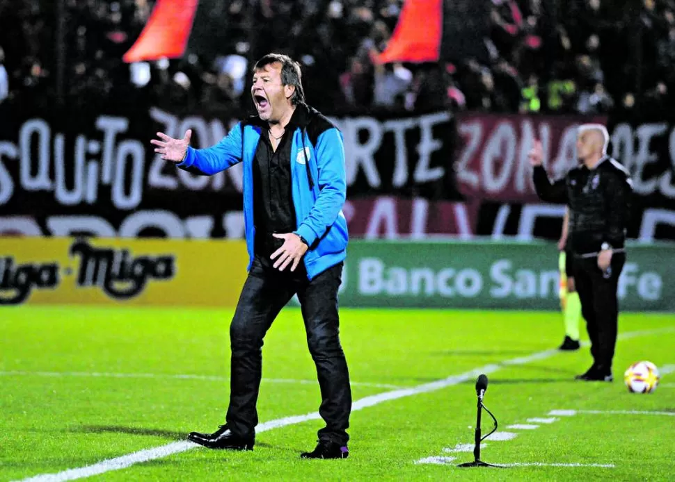 VOZ DE MANDO. Aunque en la imagen se lo ve intenso, el técnico de Atlético se mantuvo siempre en su eje, poco nervioso. fotos de marcelo manera - especial para la gaceta 