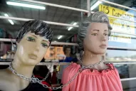 Encadenó a los maniquíes después de sufrir tres asaltos en su negocio