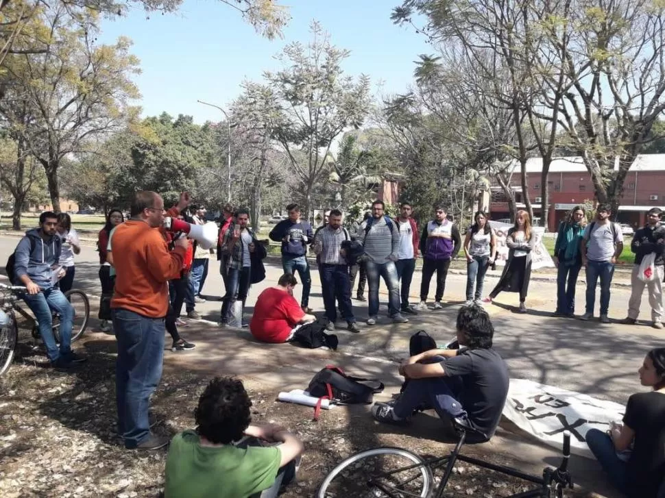 CONTRA EL AJUSTE. Representantes de Adiunt repudiaron ayer los recortes en el área de Ciencia y Técnica. @ArielOsatinsky