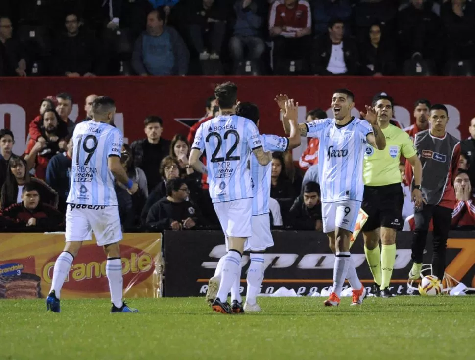 FELICIDAD TOTAL. Barbona, Noir y Luis Rodríguez van a festejar el gol del triunfo junto a Leandro Díaz, el autor. Atlético volvió a ganar como visitante por la Superliga tras varios meses y el rostro del goleador así lo demuestra.  foto de Marcelo Manera