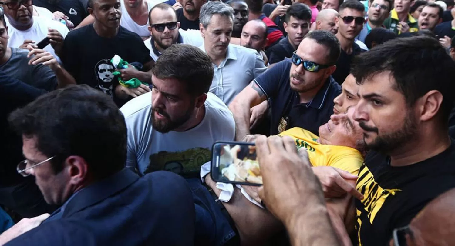 APUÑALADO. Así retiraron al candidato Jair Bolsonaro, en Mina Gerais.