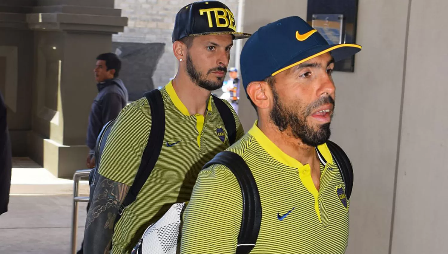 Carlos Tevez y Darío Benedetto, antes de su ingreso al hotel en Formosa. (FOTO TOMADA DE PRENSA COPA ARGENTINA)