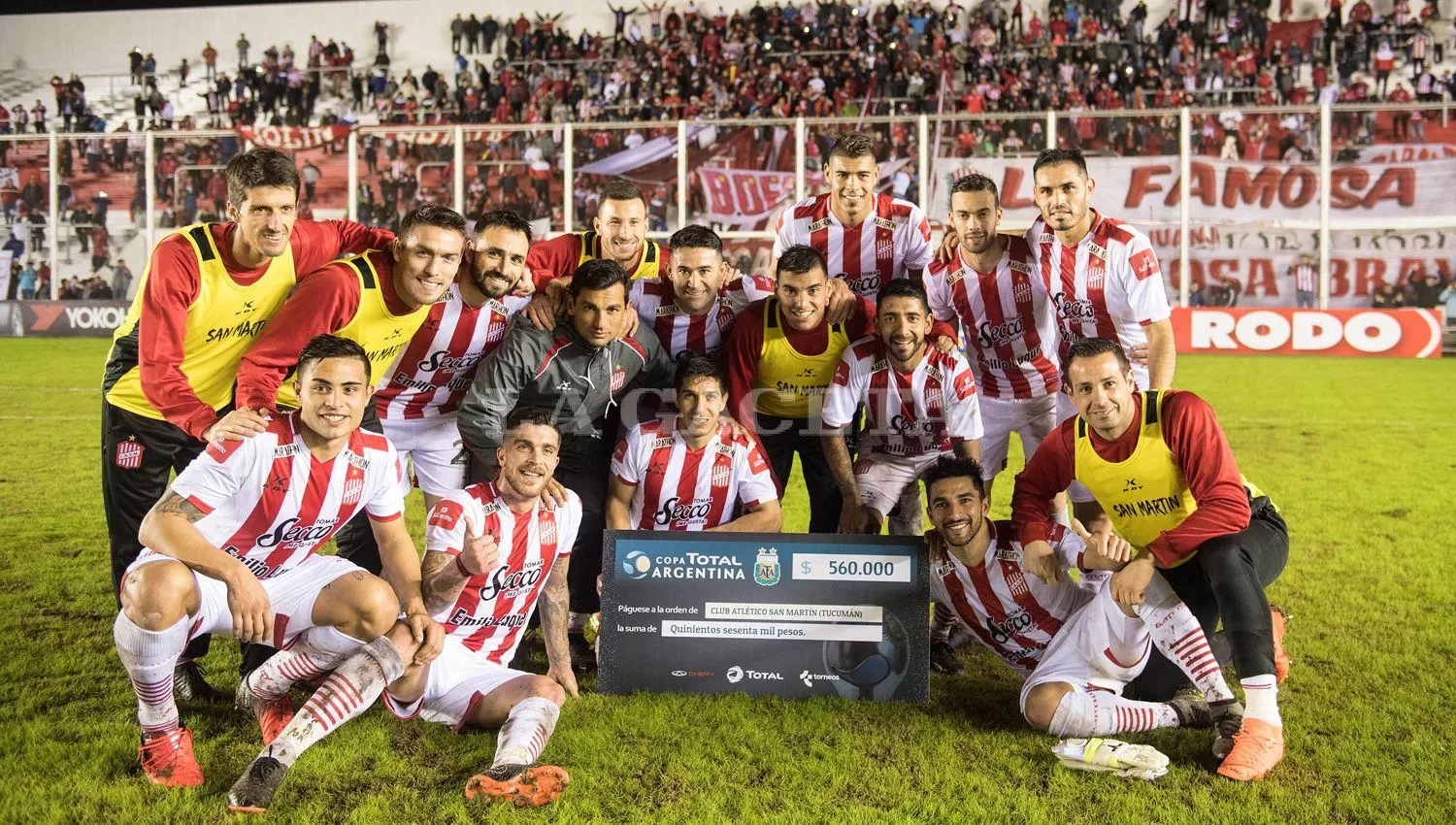 LA ÚLTIMA VEZ. Los hinchas Santos podrán acompañar al equipo como lo hicieron en agosto, en Morón, por la fase anterior de la Copa Argentina.