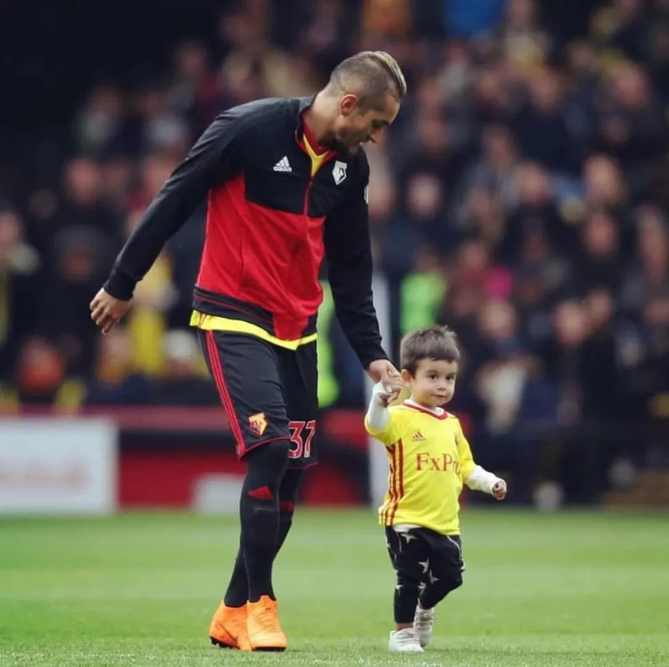 MASCOTA ESPECIAL. Cada vez que Watford juega de local, en el Vicarage Road, “Maxi” lleva a su hijo, que tiene la indumentaria oficial del club.   