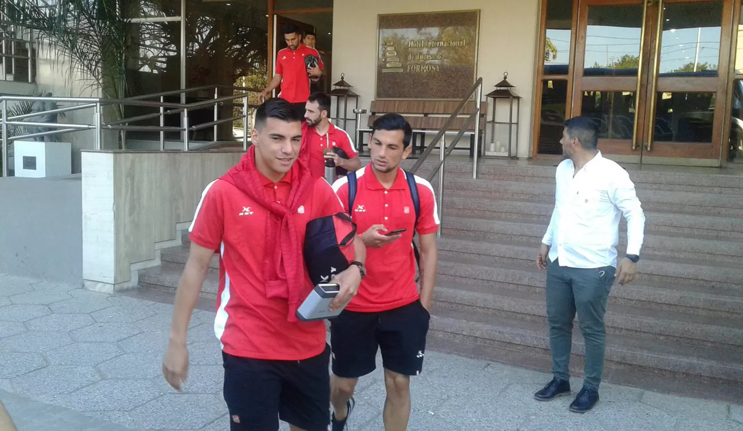 SALIDA. El plantel de San Martín partió rumbo al estadio dos horas antes del encuentro ante Boca.