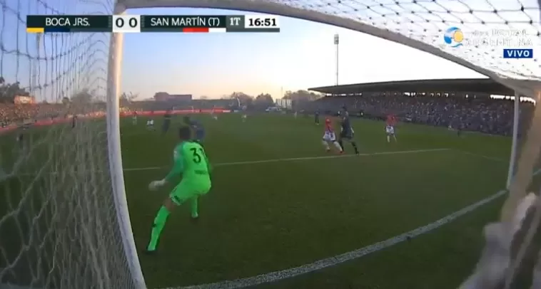 AL PALO.  Bieler estrelló la pelota en el poste del arquero Andrada.