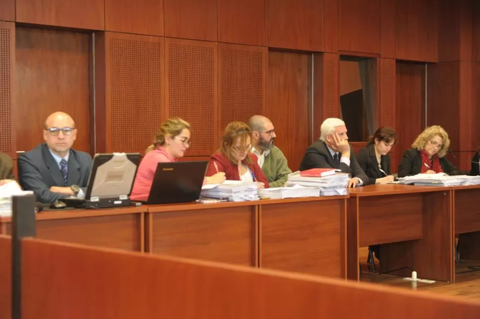 BIEN ATENTOS. Los acusados y sus defensores escucharon atentamente los testimonios de la audiencia de ayer. la gaceta / foto de franco vera