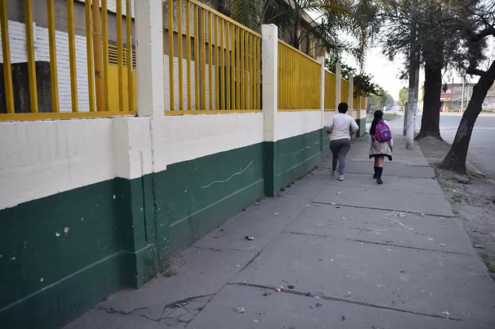 MUCHO TEMOR. Padres de alumnos reconocieron que los motochorros actúan cuando los chicos salen de la escuela. la gaceta / foto de Inés Quinteros Orio