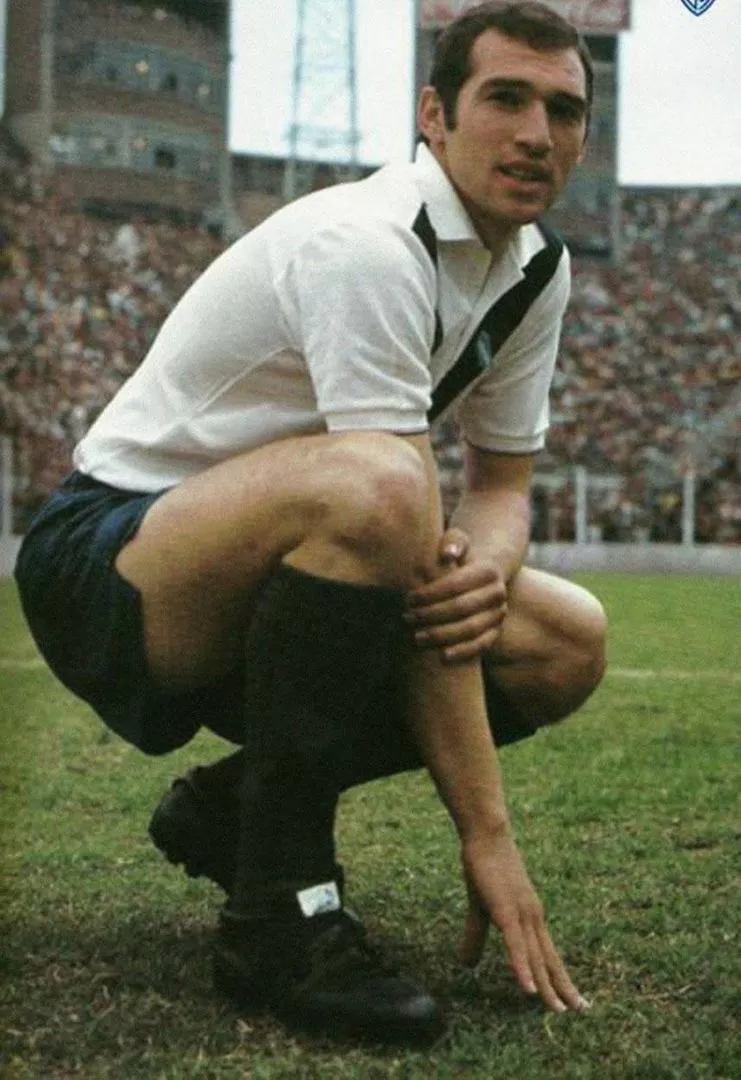 UN CRACK. Estampa de Carlos Bianchi, en sus comienzos, vistiendo la camiseta de Vélez. En La Ciudadela hizo dos goles. 