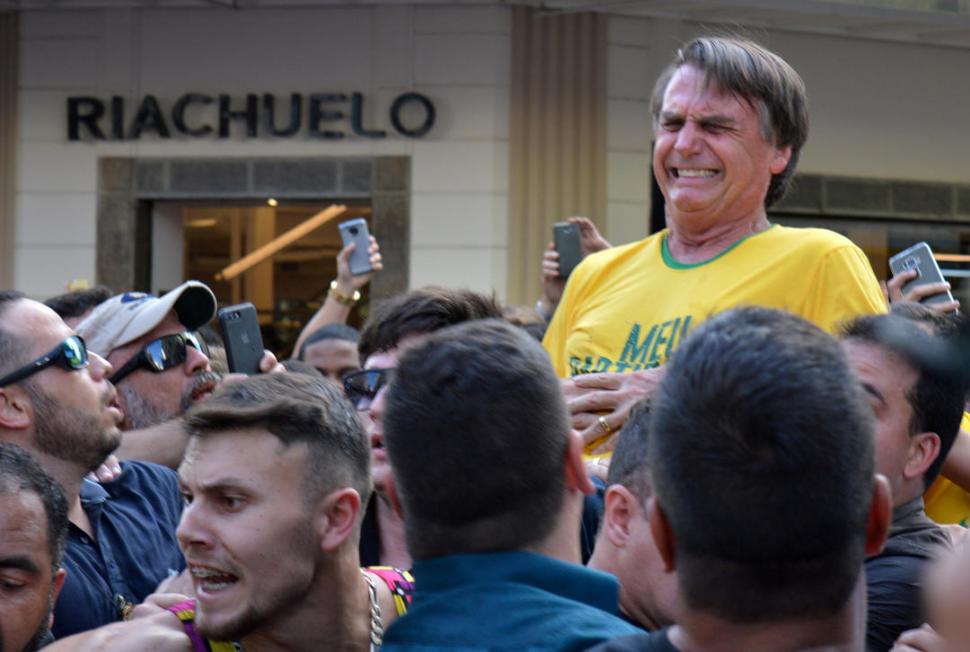 DOLOR. El momento en el que Bolsonaro es herido en Juiz de Fora. Reuters