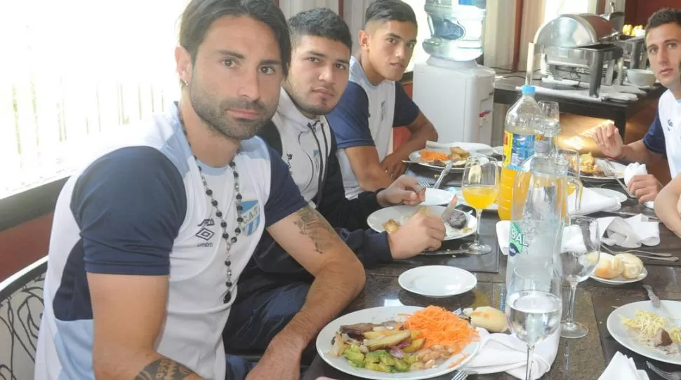 ¿DESAYUNO O ALMUERZO? Los futbolistas “decano” tendrán la posibilidad de elegir la alimentación antes de trasladarse al estadio para enfrentar hoy a Newell’s. la gaceta / foto de Antonio Ferroni (archivo)