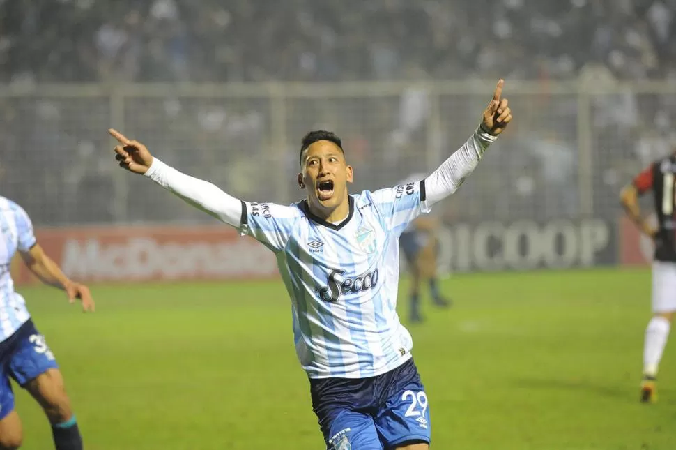 CON EL ALMA. Aliendro desenfundó un derechazo que le dio el triunfo ante Colón, sobre la hora, en el Monumental. la gaceta / foto de hector peralta (archivo)