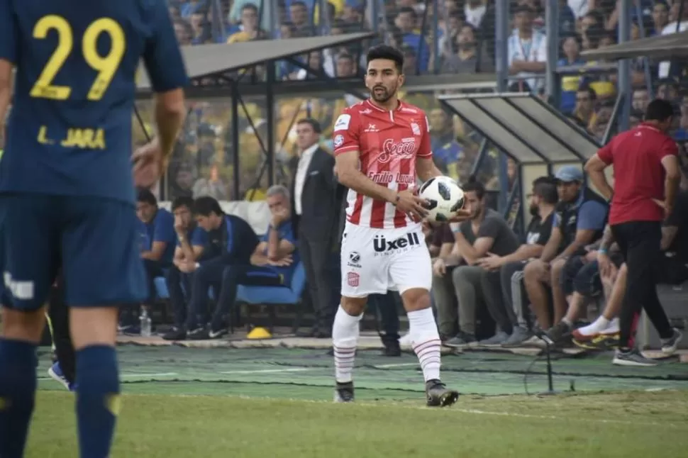 CONTENCIÓN. “Maxi” Martínez “borró” del campo de juego a Mauro Zárate.  prensa club san martin de tucumán