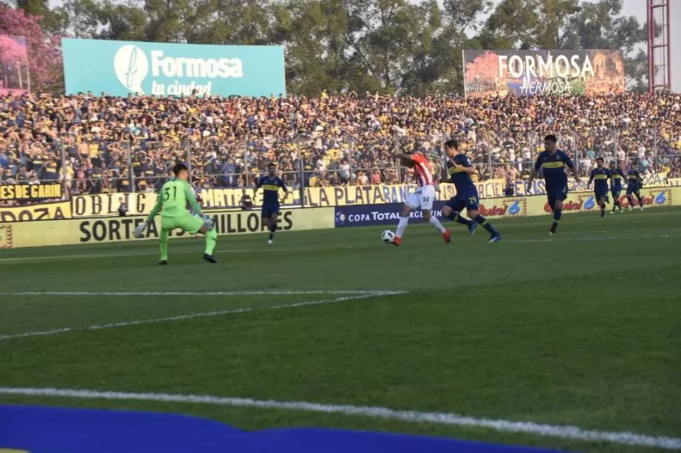 CASI GOL. Fabián Espíndola remata sobre la valla de Boca, en una de las situaciones más claras que tuvo San Martín para abrir el marcador. El golero Esteban Andrada se lució ante el disparo del atacante. prensa club san martin 