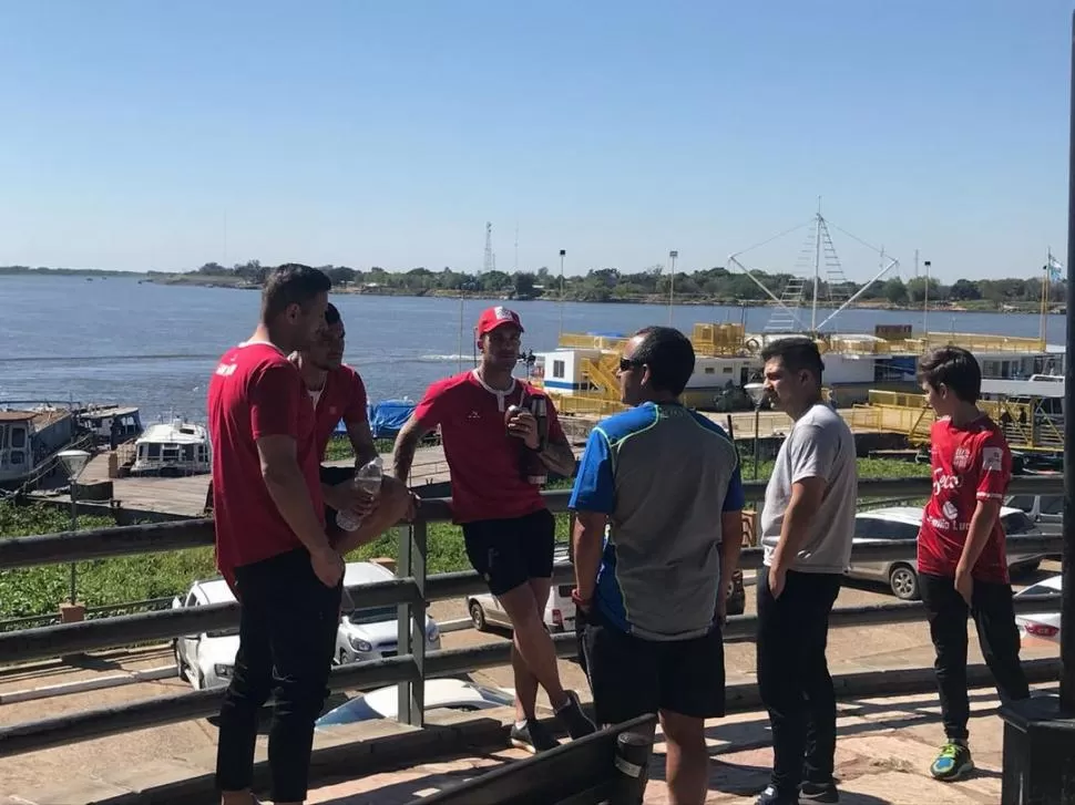 DISTENSIÓN. Los jugadores se distraen durante una pausa en la cálida mañana en la costanera de la capital formoseña.  