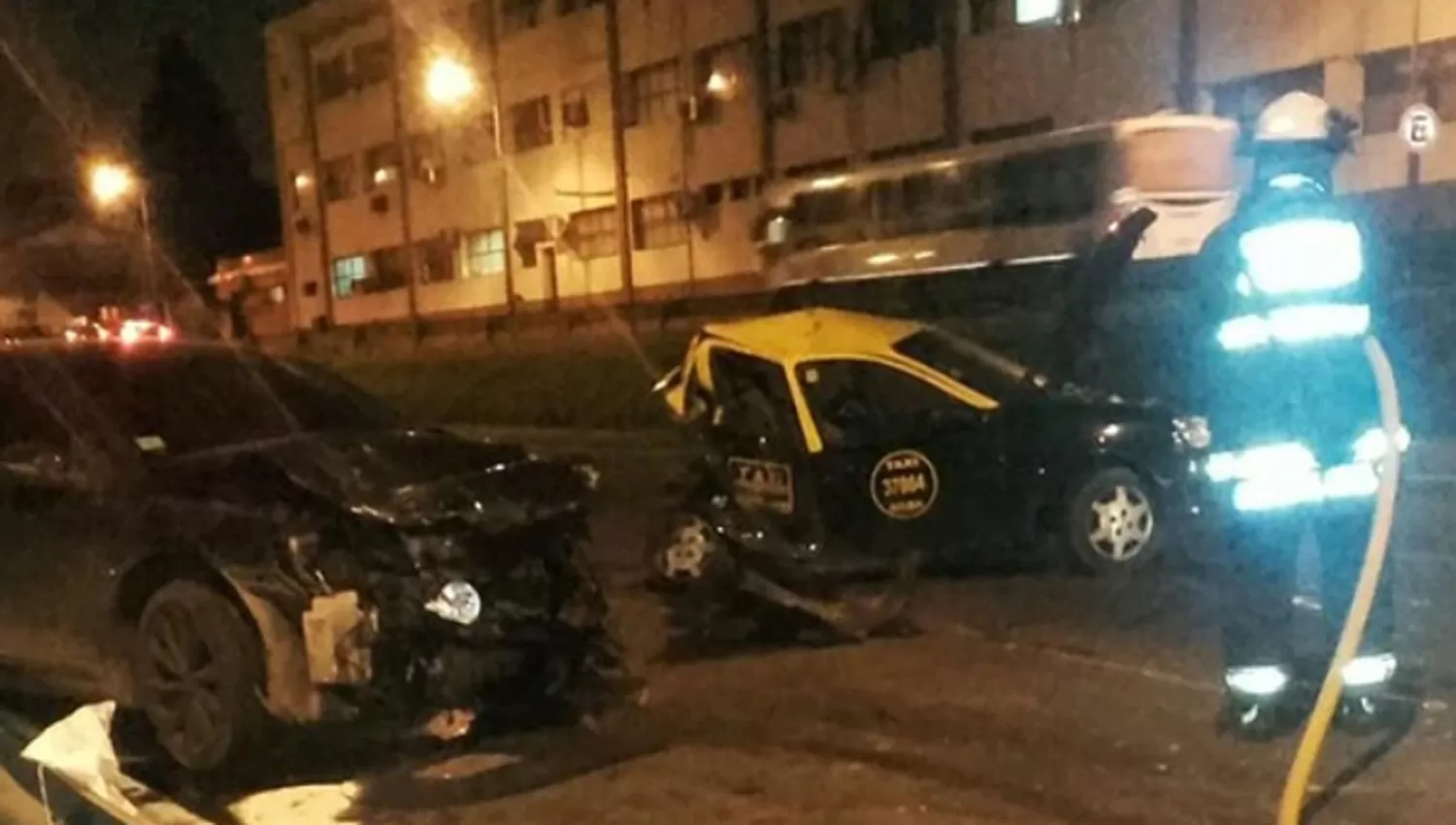 DESTRUIDO. El taxi fue embestido por detrás por un auto de alta gama que habría sido conducido por el ex defensor Decano.