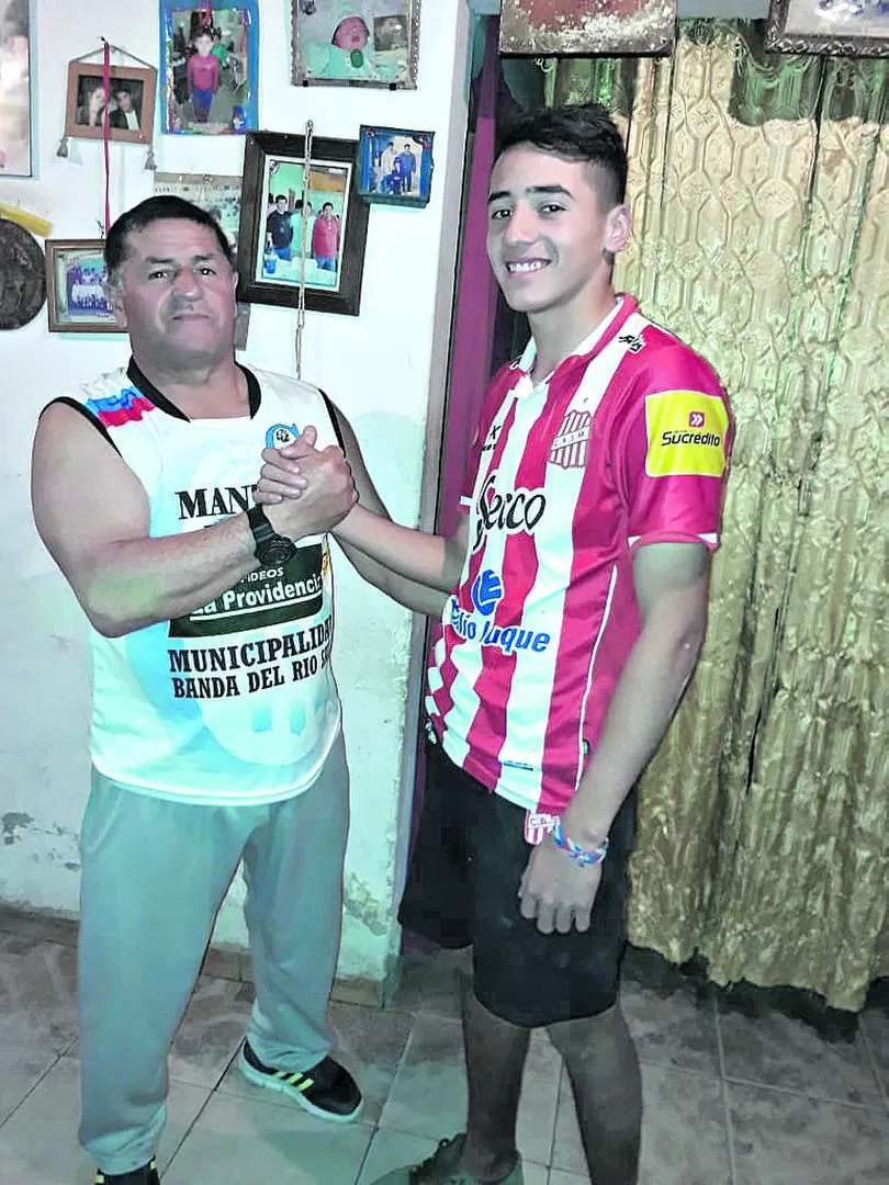 DE TAL PALO... Mauro Tomás Bustos posa junto a su abuelo Mario Pedraza. 