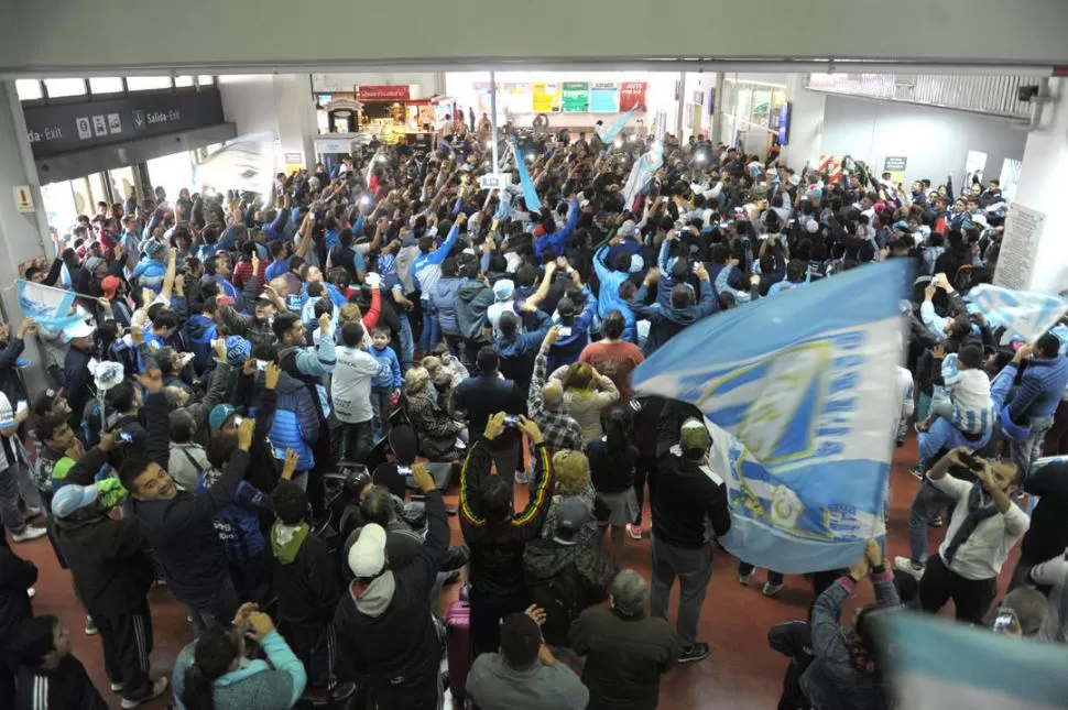 LA DESPEDIDA. Cientos de hinchas, primero, saludaron al plantel el año pasado antes de viajar a San Pablo y luego lo recibieron en el propio estadio “Allianz Parque”, donde jugó contra Palmeiras por la Copa. la gaceta / foto de josé nuno (archivo)