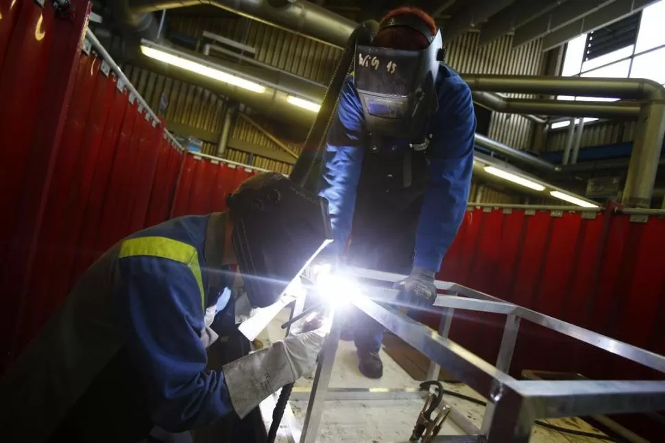 PRONÓSTICO SOMBRÍO. Sin reapertura de paritarias, el salario podría perder caer más de 12% en el semestre. reuters 