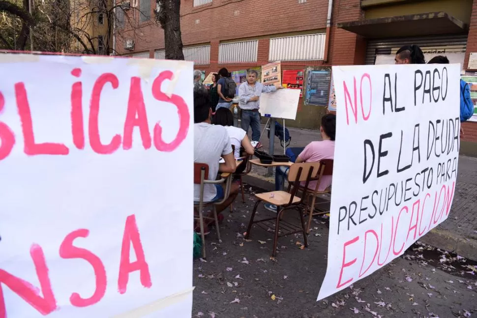 EN LA CALLE. En la Facultad de Ciencias Naturales de la UNT, el viernes se realizaron clases públicas en señal de rechazo a las políticas nacionales. la gaceta / foto de diego aráoz