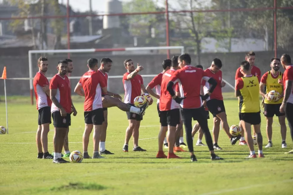 MUY BUEN NIVEL. A Arregui le bastaron dos juegos de titular para adueñarse del puesto. El volante tiene mucha garra.