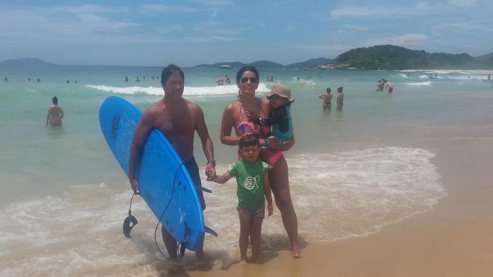 OTROS TIEMPOS. Alfonso, en su día libre, y de playa en La Aguada, con un amigo. 