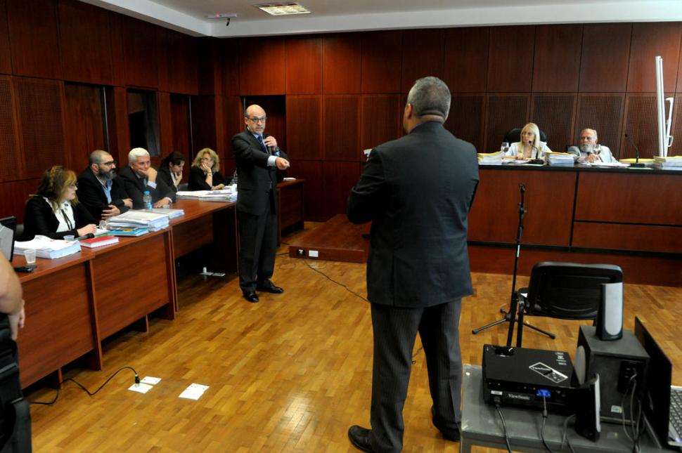 ESCENA. El acusado muestra cómo sacó el arma y a cuántos metros tiró.  la gaceta / fotos de franco vera