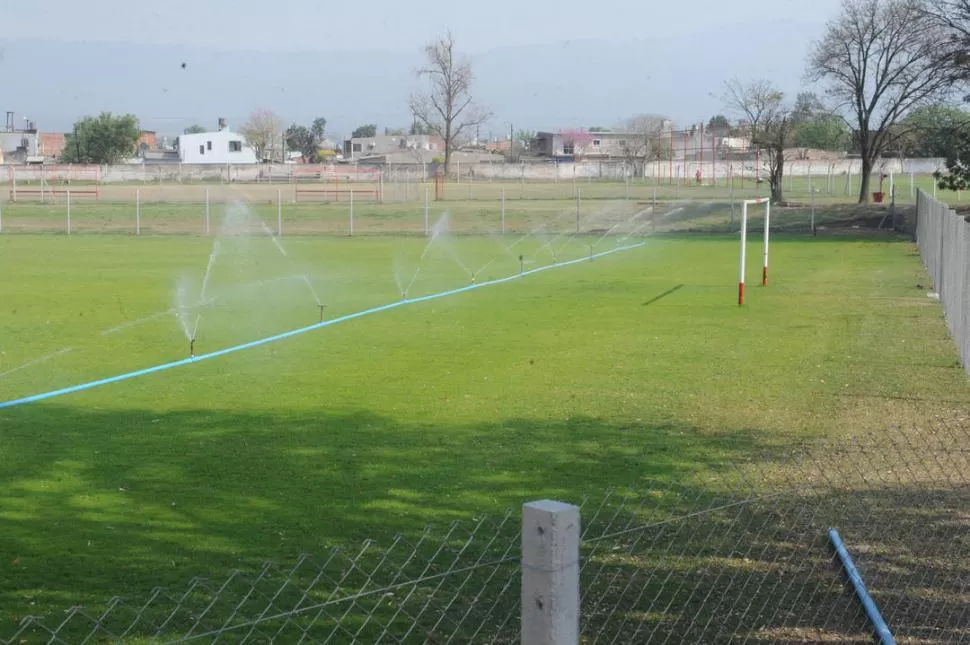 UNA AUTOPISTA. El campo de juego conocido como “La Olla” será utilizado para los partidos de las inferiores. Se lo resembró y se le colocó una cerca perimetral. También se están construyendo vestuarios.   la gaceta / fotos de antonio ferroni