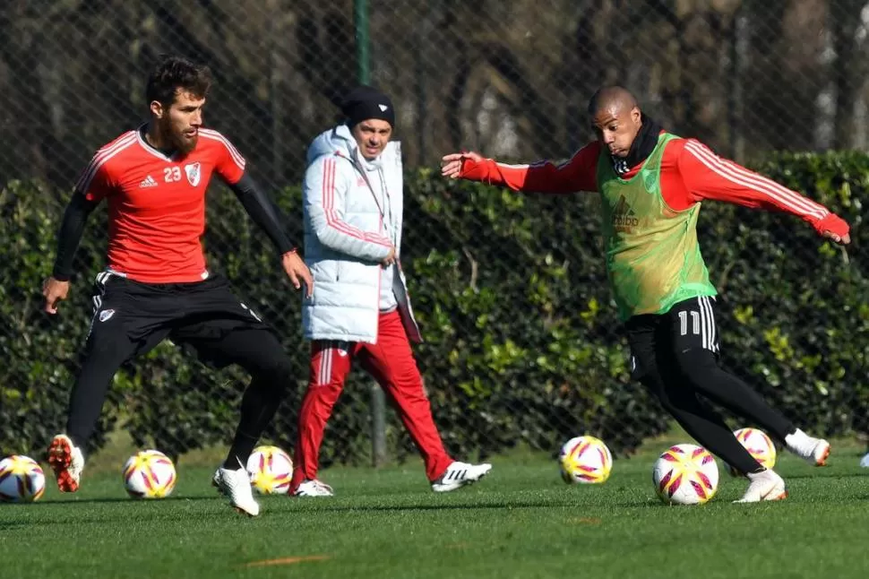 UNO SÍ. De la Cruz, quien irá al banco, intenta pasar a Ponzio, que será titular. prensa club river