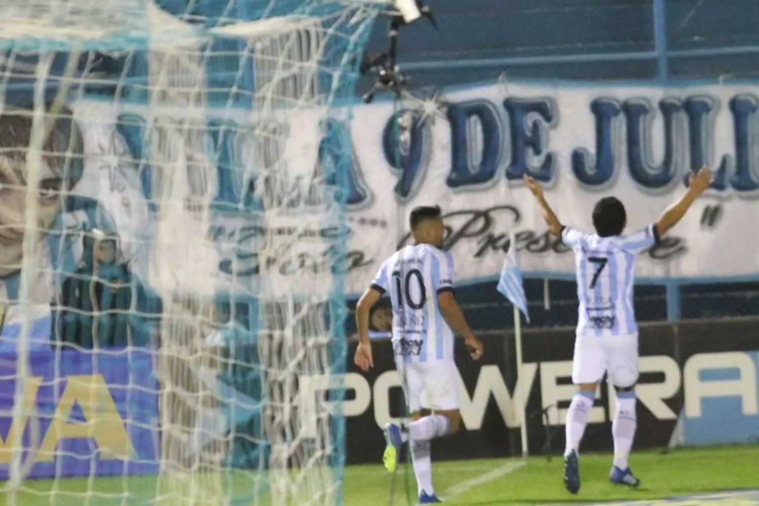 GOLEADOR. El Pulga Rodríguez marcó un triplete para Atlético ante Tigre.