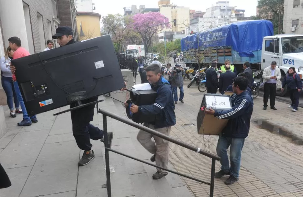 TRASLADO. Los bienes secuestrados son llevados a los Tribunales Penales. la gaceta / fotos de antonio ferroni 