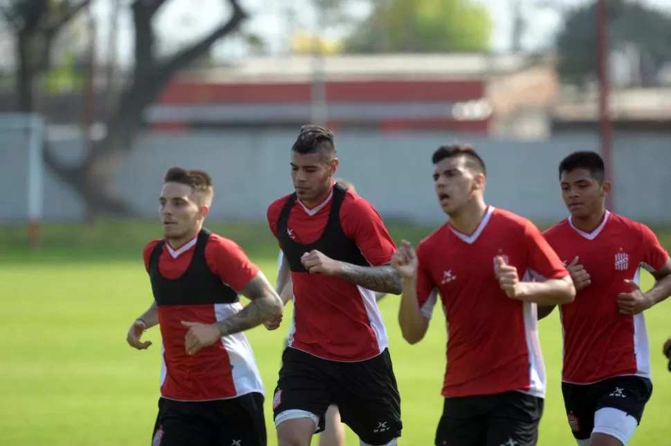 MANOS A LA OBRA. Purita, Acevedo y Giménez tienen la mente puesta en superar a Vélez. Más atrás, el juvenil Prokop trabaja con la misión de ganarse un lugar. la gaceta / foto de franco vera