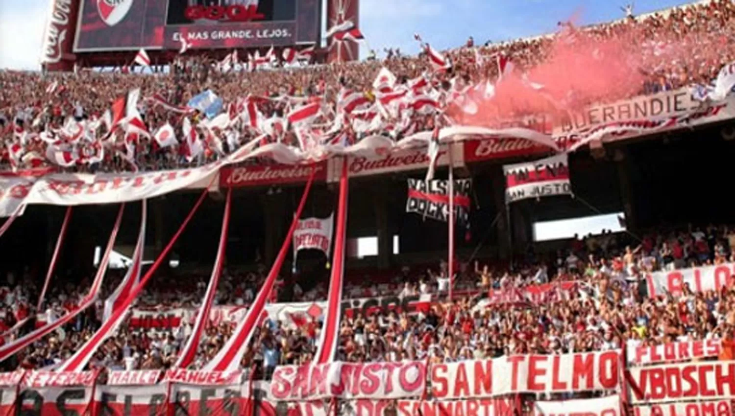 Un hincha de River sufrió un infarto en el Monumental y falleció