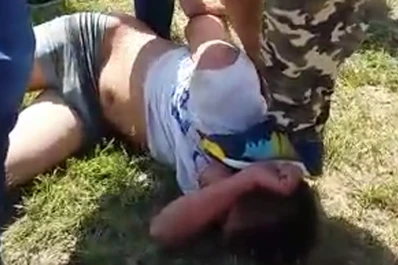 Asaltaron a una mujer y a su hijo: vecinos atraparon a los delincuentes y los golpearon