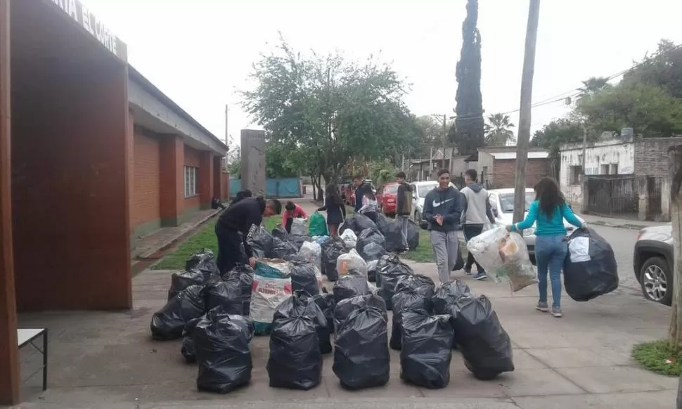 EN ACCIÓN. Alumnos de El Corte de Alderetes juntaron botellas y ya sacaron de circulación unas 112.000. 