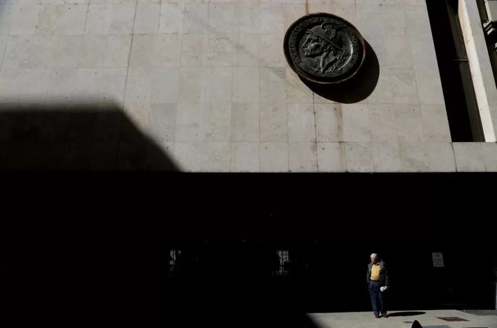 SENSIBLES. Los papeles argentinos sufren los vaivenes del dólar y de la política reuters