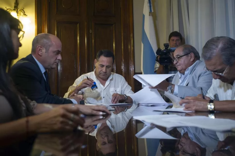 PARITARIAS. Los ministros Juan Pablo Litchmajer, Regino Amado y Eduardo Garvich volverán a reunirse con gremialistas para definir la cláusula gatillo. la gaceta / FOTO DE DIEGO ARAOZ (archivo)