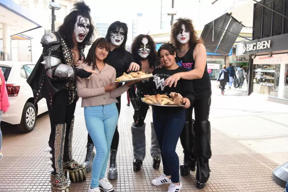 SORPRESA. Con sus llamativos y extravagantes trajes, Kiss My Ass atrajo las miradas de transeúntes y fans. LA GACETA / FOTO DE ANALÍA JARAMILLO.