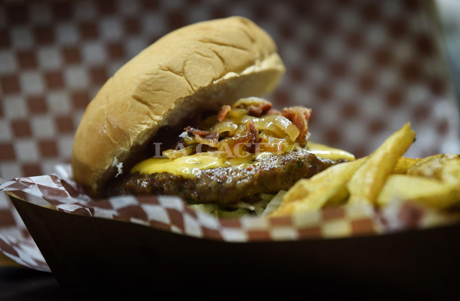 STAND DE LA GACETA. Podés degustar las hamburguesas preparadas por Maxi Cáceres.