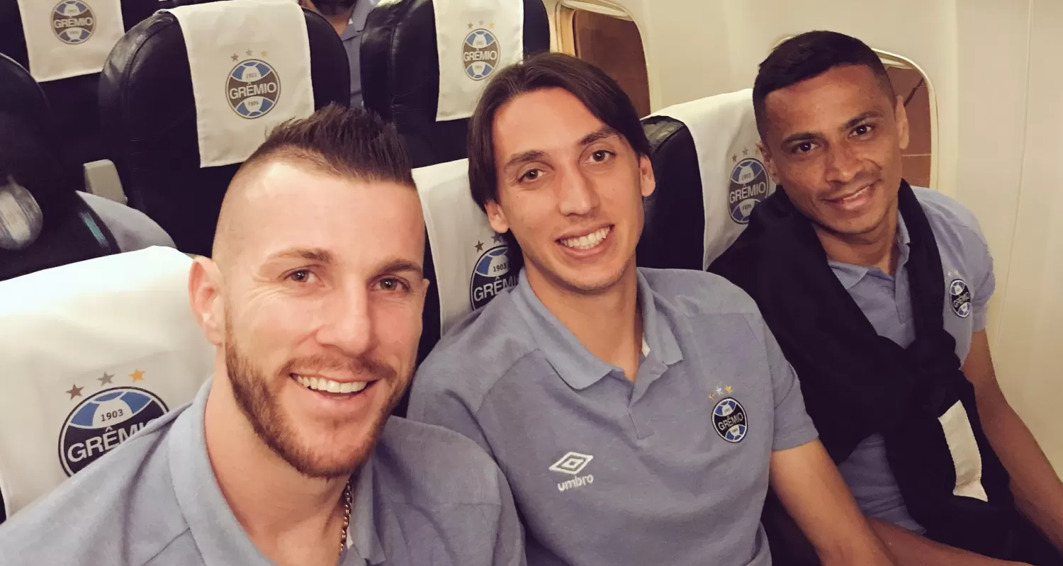 EN VUELO. El plantel del Gremio viajó confiado.