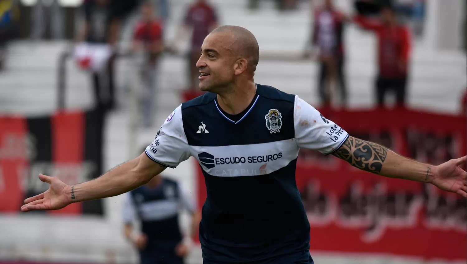 UN TANQUE. El delantero de Gimnasia fue determinante en la cancha del Patrón.