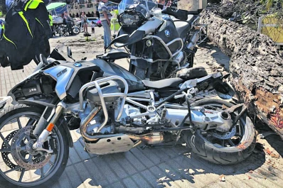 Un árbol cayó sobre dos motos y una camioneta en Las Termas