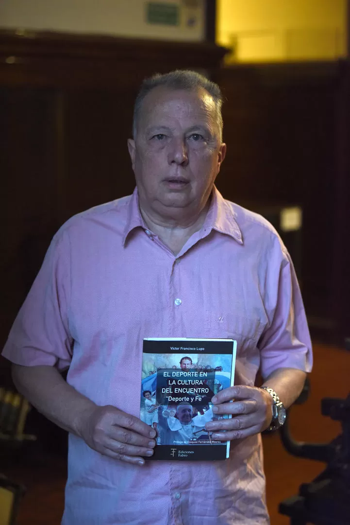 FELIZ. Lupo posa con un ejemplar de su sexto libro. la gaceta / foto de DIEGO ARAOZ