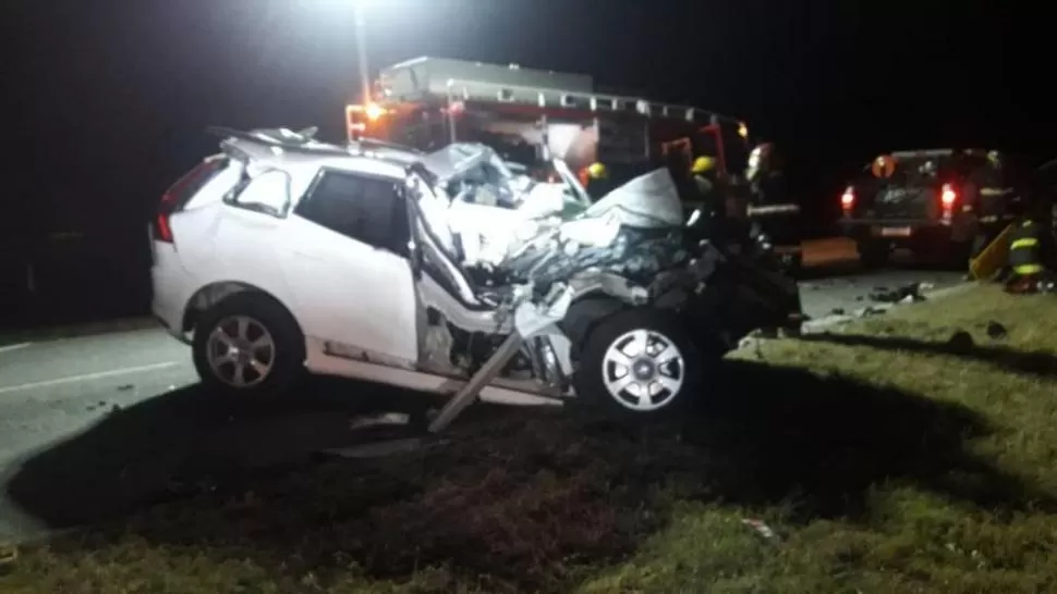 EN LA RUTA. Así quedó el auto en el que se trasladaba el ex gobernador. lavoz.com.ar