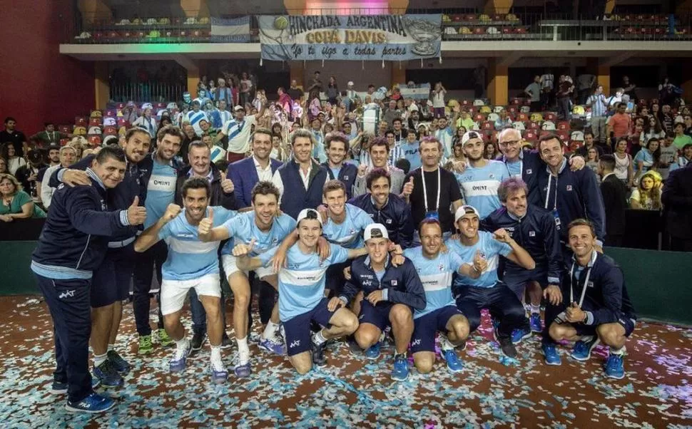 TODOS UNIDOS... Jugadores, capitanes y dirigentes celebran la victoria sobre Colombia y el regreso de Argentina al grupo Mundial de la Copa Davis. twitter @AATenis