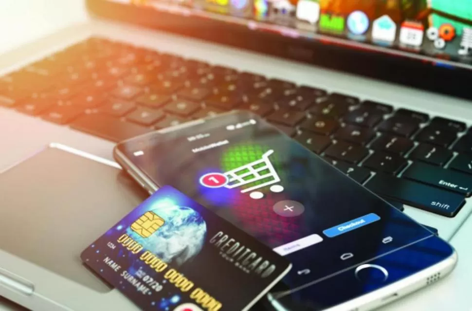 EL SMARTPHONE. Los jóvenes viven contectados al celular. Desde allí comparan precios y luego realizan compras. 