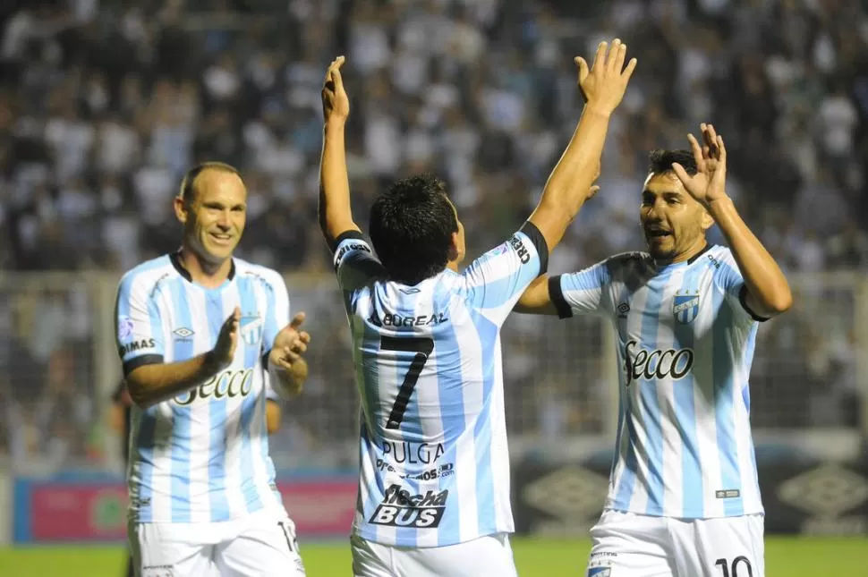 ABRAZO DE GOL. Núñez es el primero en llegar para felicitar a “Pulguita”, el artillero de Atlético que el viernes brilló en todo su esplendor, tras marcarle tres goles a Tigre. Matos se suma al saludo. la gaceta / foto de hector peralta